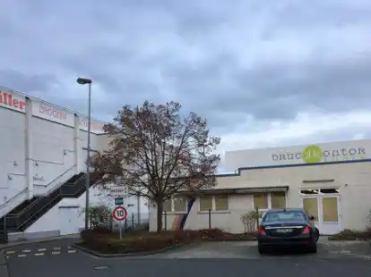 Direkt neben dem ehemaligen Drogerie-Markt M&uuml;ller steht auch das Druckkontor leer. Darin wird das neue ambulante Impf- und Testzentrum eingerichtet.