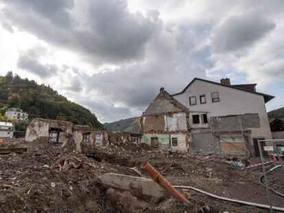 Ein zerst&ouml;rter Gasthof am Ufer der Ahr in Dernau drei Monate nach der Flutkatastrophe vom Juli. (Archivbild). Foto: Boris Roessler/dpa