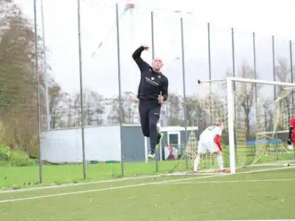 Freudenspr&uuml;nge: Juri Kiefel vom TuS Eintracht Hinte jubelt &uuml;ber seinen Treffer.