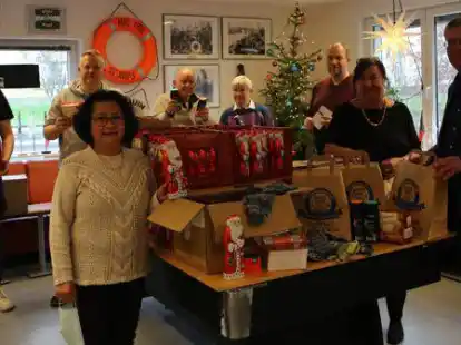 Dirk J&auml;hrig (rechts) und Marco Folchnandt (hinten, 2. von links) freuen sich &uuml;ber viele ehrenamtliche Helfer.