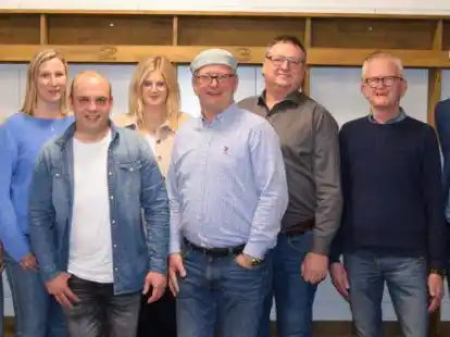 Der neue Vorstand des SV Altenoythe mit  Kassenwart Lutz Themann (von links), Frauenwartin Marina Schnarhelt, 2. Vorsitzender Marcel L&uuml;bbers-Siemer, Schriftf&uuml;hrerin Sarah Banemann, Fu&szlig;ballobmann Herbert &bdquo;Maga&ldquo; Rolfes, 2. Vorsitzender Raimund Oltmann, Altherren-Obmann Werner Lammers und den 1. Vorsitzenden Johannes Hardenberg.