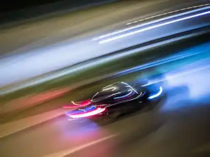 Flucht vor der Polizei auf der B213.