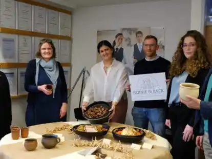 Freuen sich auf deftige Speisen:  Evelina Peuser-Broeker (v. l. Ostfriesisches Landesmuseum),  Ilse Frerichs (Ostfriesisches Landesmuseum), die Projektleiter Pamela Auslitz, Jan-Dirk Schmitz und Gianna Rhayne Braselmann und Gero Conring (Abteilungsleiter an den BBS II).