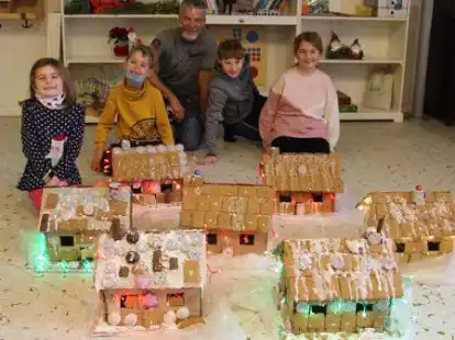 Im Mehrgenerationenhaus haben die Kinder unter der Anleitung von Matthias Cosmann Knusperh&auml;uschen angefertigt.