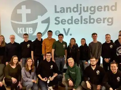 Der neue Vorstand der Landjugend Sedelsberg: Tilo Hermes (stehend von links), Greta Tellmann, Stefan Meyer, Dennis Brand, Oliver Waten, Steffen Dockmann, Jan-Gerd Fortwengel, Jana Schr&ouml;der, Malin Knelangen, Malte George, Marcel Brand, Kai Horn, Marius Rolfes, Tilo Hermes sowie Jana Hinrichs (kniend von links), Vanessa Hinrichs, Liane Hawighorst, Jan Lukas L&uuml;hring, Lars Thoben, Marvin Awick und Henrik Lindemann.