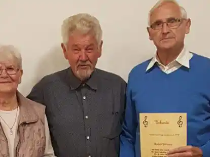 Hanna Becker und Rudolf H&uuml;bner wurden vom Vorsitzenden Ehme Cramer (Mitte) f&uuml;r 40-j&auml;hrige Mitgliedschaft geehrt.