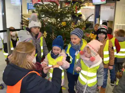 Eifrig bei der Sache: Die Kinder vom DRK Kindergarten Mozartstra&szlig;e schm&uuml;cken den Baum im Rathausfoyer.