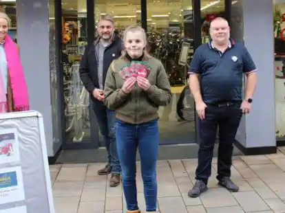 Die 14-j&auml;hrige Franziska aus dem St. Vincenzhaus (vorne) &uuml;bergab mit Ines Luthmann vom SkF (von links), Helmut Roskam vom St. Vincenzhaus und Nahla Kanjo vom Familienb&uuml;ro der Stadt die Wunschkarten an Frank Belling (Zweiter von rechts) vom Zweiradgesch&auml;ft GZM Belling.