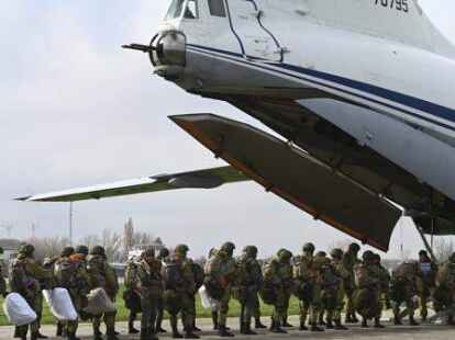 Russische Fallschirmj&auml;ger bei einem Man&ouml;ver