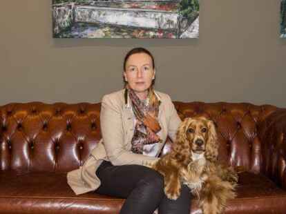 Er&ouml;ffnet einen Geschenkeladen in Rastede: Colla Schmitz gemeinsam mit Hund Emil