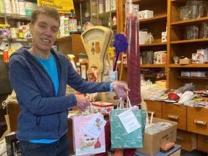 &bdquo;Es sind fast alle weg&ldquo;: Almuth Maa&szlig; mit den letzten Nikolaust&uuml;ten, die sie noch in ihrem Laden vorr&auml;tig hat.