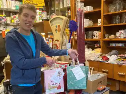 &bdquo;Es sind fast alle weg&ldquo;: Almuth Maa&szlig; mit den letzten Nikolaust&uuml;ten, die sie noch in ihrem Laden vorr&auml;tig hat.