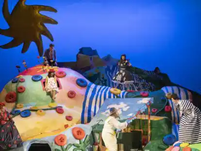 Bunt ist die B&uuml;hne im St&uuml;ck &bdquo;Heidi&ldquo; des Oldenburgischen Staatstheaters, f&uuml;r das unter anderem Karten im Wardenburger umtref-B&uuml;ro gekauft werden k&ouml;nnen.