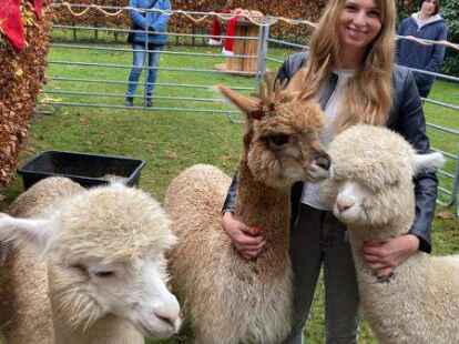 Madeleine Fortmann sorgte daf&uuml;r, dass Besucher und Besucherinnen einige Alpakas ganz aus der N&auml;he erleben konnten.