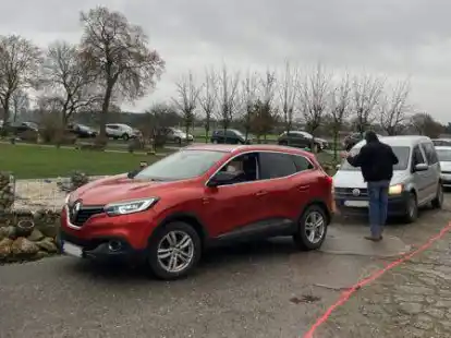 Lange Schlangen bildeten sich am Wochenende vor den Testzentren wie hier bei Jennifer Fejes an der Westersteder Stra&szlig;e in Neuenburg.