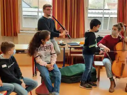 Die Kinder horchten aufmerksam zu, als die Musiker des Ensembles &bdquo;Terpsichore Bremensis