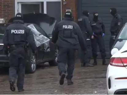 Mehrere Objekte - wie hier eine Kfz-Werkstatt in Steinfeld - durchsuchten die Ermittler der Polizei am Dienstagmorgen.