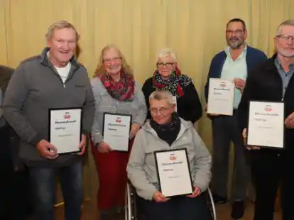 Die geehrten Mitglieder der VDK Ortsgruppe Bar&szlig;el (v.l.): Vorsitzender Otto Harms, Gerhard Krone, Petra Lensing, Anja Schmidt, Karin Thomann, Gerhard Alberding und Frank Schmidt.