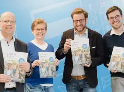 Gert K&uuml;hling (von links), Carola Welter, Stefan Freiwald und Christian Tombr&auml;gel pr&auml;sentieren das Magazin &bdquo;Lohner Leben&ldquo;.