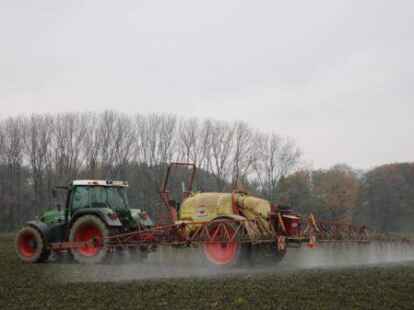 Auf dem Acker hat  Landwirt Niklas Meyer nun gegen Unkr&auml;uter gespritzt.