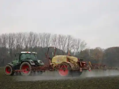 Auf dem Acker hat  Landwirt Niklas Meyer nun gegen Unkr&auml;uter gespritzt.
