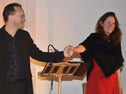 Erf&uuml;llten den Elsflether Heye&ndash;Saal mit weihnachtlicher Hochstimmung: Die Bremer Mezzosopranistin Stefanie Golisch und Pianist Nico Stabel.