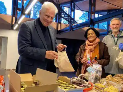 Michael Munzel, Mahvash Gharib Docheghaei und Hajo T&ouml;llner beim Best&uuml;cken der s&uuml;&szlig;en T&uuml;ten f&uuml;r Nikolaus (von links).