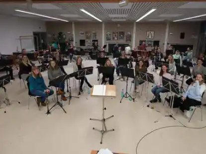 F&uuml;r die Nachwuchsf&ouml;rderung: Sebastian Vo&szlig; (links, stehend) hat das Projektorchester ins Leben gerufen.