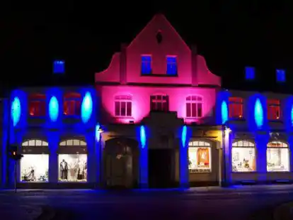 Bunt angestrahlt und mit dekorierten Schaufenstern wird das einst leerstehende Geb&auml;ude in der Emsteker Ortsmitte zum echten Hingucker.