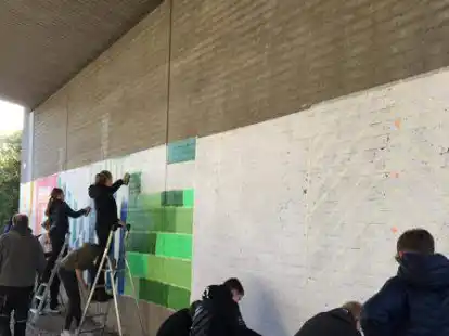 Eine ungew&ouml;hnliche Vorbereitung auf den Empfang des Sakraments erlebten elf jugendliche Firmbewerberinnen und -bewerber der St. Marien-Gemeinde in Bethen. Sie durften nach Lust und Laune Graffitis sprayen.