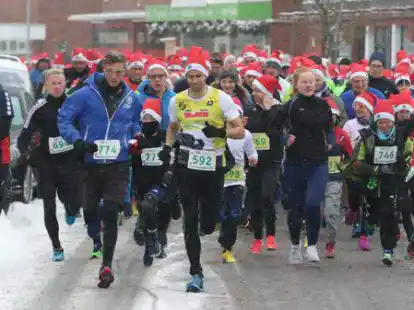 Laufen im Schnee: Der Aper Weihnachtsm&uuml;tzenlauf ist eine Veranstaltung mit steigenden Teilnehmerzahlen, doch dieses Jahr kann er wegen Corona erneut nicht stattfinden.