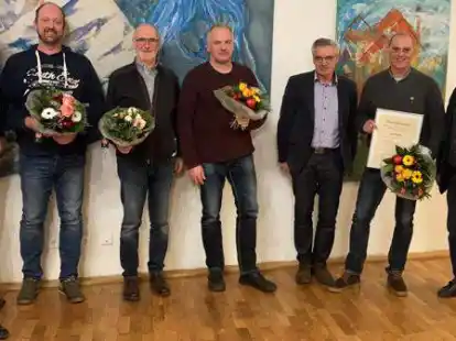 Gesch&auml;ftsf&uuml;hrer Heiko Plump (links), Vorstandsvorsitzender Dieter H&uuml;lstede (rechts) und Aufsichtsratsvorsitzender Frank Francksen (3. von rechts) ehrten (von links) Axel Hildebrand, Georg L&uuml;bben, Frank &Ouml;lrichs und Detlef R&ouml;ver.