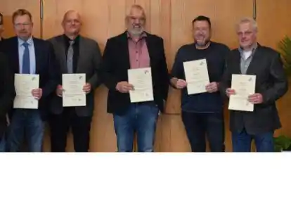 <p>Landkreis-Dezernentin Maren W&uuml;rger &uuml;berreichte die Urkunden an die  neu bestellten Bezirksschornsteinfeger.</p>