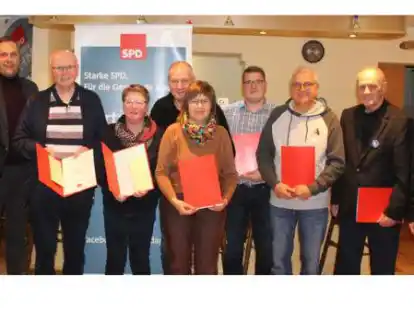 Ehrungen f&uuml;r langj&auml;hrige Mitglieder beim SPD-Ortsverein Augustfehn: Fraktionsvorsitzender Bj&ouml;rn Meyer (v.l.), B&uuml;rgermeister Matthias Huber, die Jubilare Manfred Schedemann, Anja Ehlers, Friedrich Hasseler, Margret Huber, Christian Gerdes, Hans Huber, Johann Bunger sowie  Vorsitzender Torsten Huber.