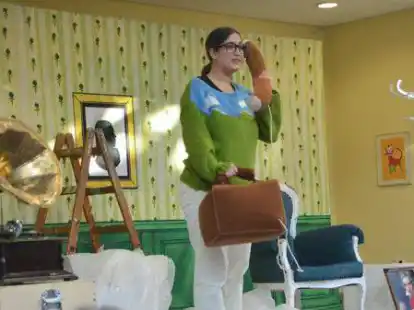 Da ahnt der junge Dirigent Karavan (gespielt von Anahita M&uuml;ller) noch nicht, was mit &bdquo;schwer vermittelbaren Musikern&ldquo; auf ihn zukommt.