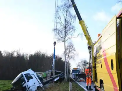 Das Lastwagengespann war in Paradies von der Stra&szlig;e abgekommen.