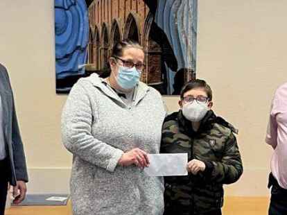 Kerstin und Luca Viand (Mitte) nahmen am Sonnabend eine gro&szlig;z&uuml;gige Geldspende von Michael Bruns (rechts) im Huder Rathaus entgegen. B&uuml;rgermeister J&ouml;rg Skatulla (links) hatte zuvor die Schl&uuml;ssel f&uuml;r die kurzfristig zur Verf&uuml;gung gestellte Gemeindewohnung &uuml;bergeben.