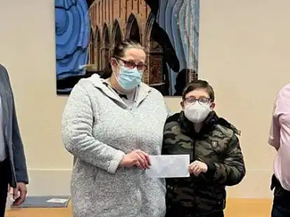 Kerstin und Luca Viand (Mitte) nahmen am Sonnabend eine gro&szlig;z&uuml;gige Geldspende von Michael Bruns (rechts) im Huder Rathaus entgegen. B&uuml;rgermeister J&ouml;rg Skatulla (links) hatte zuvor die Schl&uuml;ssel f&uuml;r die kurzfristig zur Verf&uuml;gung gestellte Gemeindewohnung &uuml;bergeben.