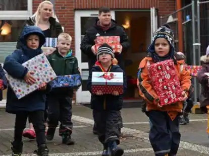 Die ersten Meter auf dem Weg nach Osteuropa trugen die Jaderberger Kinder ihre Pakete selbst.