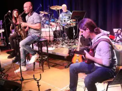 Ein Comeback vom Feinsten bot Jauches Grubenorchester mit (von links) Jochen Laarmann (Bass), Davina Carstens (Gesang), Pasco Schulz (Saxofon), Yeti Mansena (Schlagzeug), Sven L&uuml;dke (Gitarre) und Jan-Christian Halfbrodt (Keyboard) in der Nordenhamer Jahnhalle.