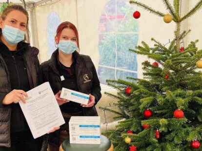 Im Weihnachtszelt des &bdquo;Haus der Getreuen&ldquo; sind Selbsttests unter Aufsicht m&ouml;glich: Jasmin Wagener (links) und Jessica K&auml;stner aus dem Serviceteam beaufsichtigen die Tests und bescheinigen sie.