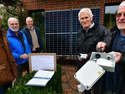 Wie funktioniert ein Balkonkraftwerk?  Im Garten von &Ouml;kostrom-Pionier Joachim R&ouml;er stellen (von rechts) Gerhard L&uuml;llmann und Joachim R&ouml;er die Technik vor. Mit dabei der B&uuml;rgermeister der Gemeinde Jade, Henning Kaars (von links), Solargruppen-Mitstreiter Manfred Bestenbostel und Rainer Lange (SPD-Kreistagsfraktion).