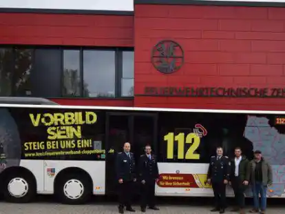 Freuen sich &uuml;ber die Werbung f&uuml;r die Feuerwehr auf dem Bus der Firma Nienaber (von links): der stellvertretende Kreisbrandmeister Stefan Abshof, Kreisjugendwart Arthur Kasperczyk, Kreisbrandmeister Arno Rauer sowie Oliver und Uwe Nienaber.
