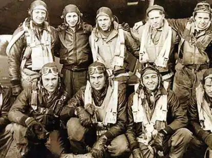 Die Crew &uuml;berlebte den Flugzeugabsturz und den Krieg:  Melchiondo (oben, v.l.), Goldstein, King, Borostwoski, Lapp;  Freihofer (unten, v.l), Carmichael, O'Neill, Bush, Youell
