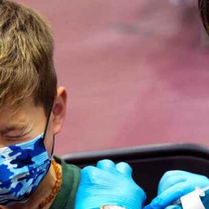 In den USA werden Kinder unter zw&ouml;lf Jahren (siehe Bild) bereits gegen Corona geimpft. Schon bald soll das auch in Deutschland m&ouml;glich sein. Oldenburger Kinder&auml;rzte wollen jedoch erst die Stiko-Empfehlung abwarten.