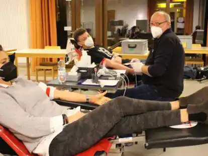 Bettina Ebben und Jonas Koopmann nahmen an der j&uuml;ngsten Blutspendeaktion des DRK Elsfleth im Gemeindehaus teil.