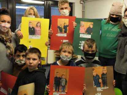 Klassenlehrerin Kirsten Fitter (links), der p&auml;dagogische Mitarbeiter Michel Bartsch und die Schulbegleiterin Jessica B&ouml;ning bereiteten mit der Klasse 3-4 die Plakate f&uuml;r die Ausstellung vor.