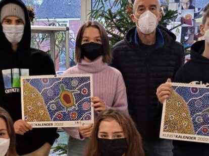 Die AG Sch&uuml;lerfirma des JAG pr&auml;sentiert ihr neuestes Projekt: den JAG-Kunst-Kalender f&uuml;r 2022 (von links stehend): George Oprisan, Liana Saporoschez, Kunstlehrer Friedrich D&ouml;rffler und Dominik Vollstedt. Sitzend: Ebru und Esra Aky&uuml;z. Auf dem Bild fehlen Mateo Stiller und Jan Leon Batke.