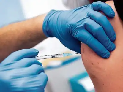 Die Nachfrage nach Corona-Schutzimpfungen ist zuletzt deutlich gestiegen. Doch es gibt nach wie vor Menschen, die zweifeln. Sie wollen &Auml;rzte &bdquo;auf der Stra&szlig;e&ldquo; ausf&uuml;hrlich beraten und von der Impfung &uuml;berzeugen.