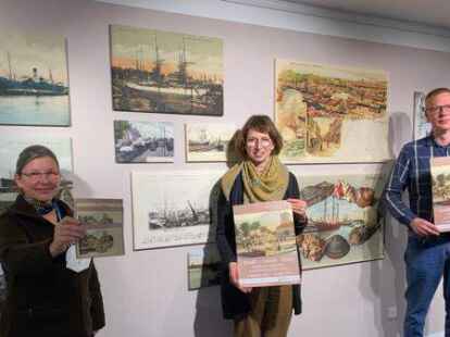 Die Ausstellung mit Ansichtskarten aus dem Archiv von Gerd Winter bereiteten (von links) Dr. Christine Keitsch, Kirsten L&uuml;pke und Michael R&ouml;ben vor.